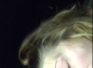 Девушка делает минет а он снимает её крупным планом